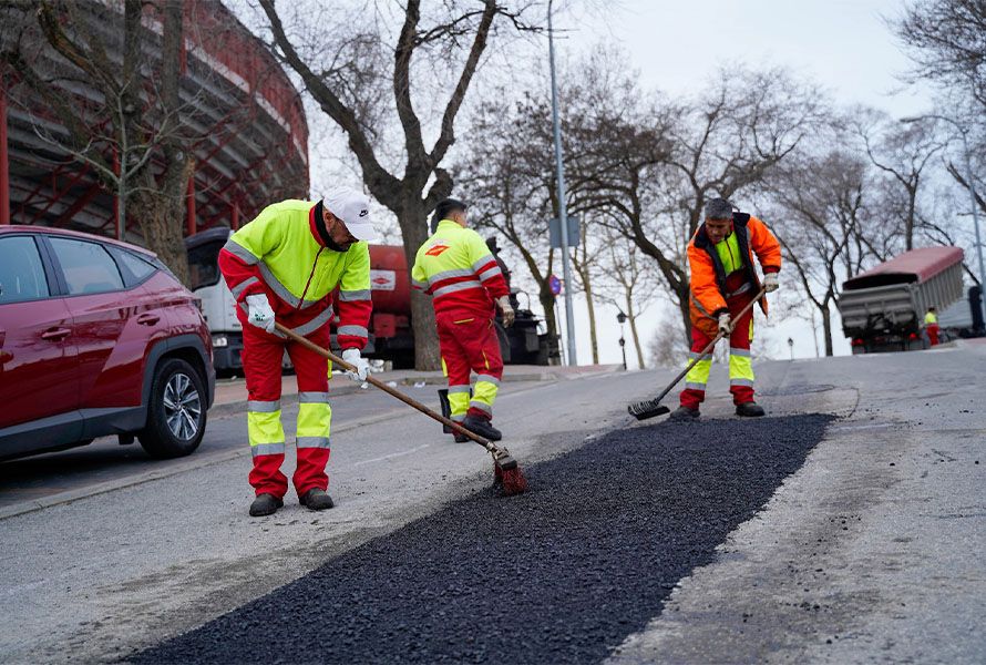 Operación de parcheado del asfalto en Colmenar Viejo