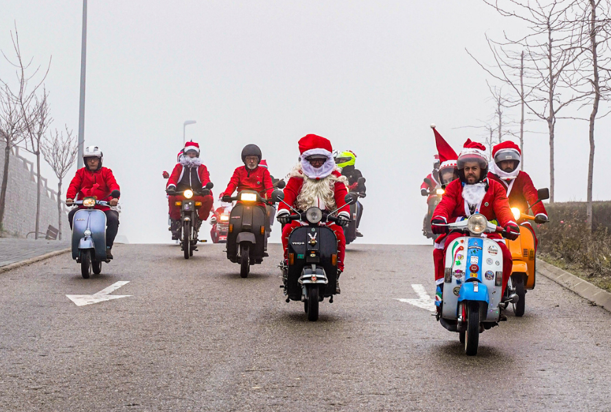 papanoelada colmenar viejo exito solidario vespa moto