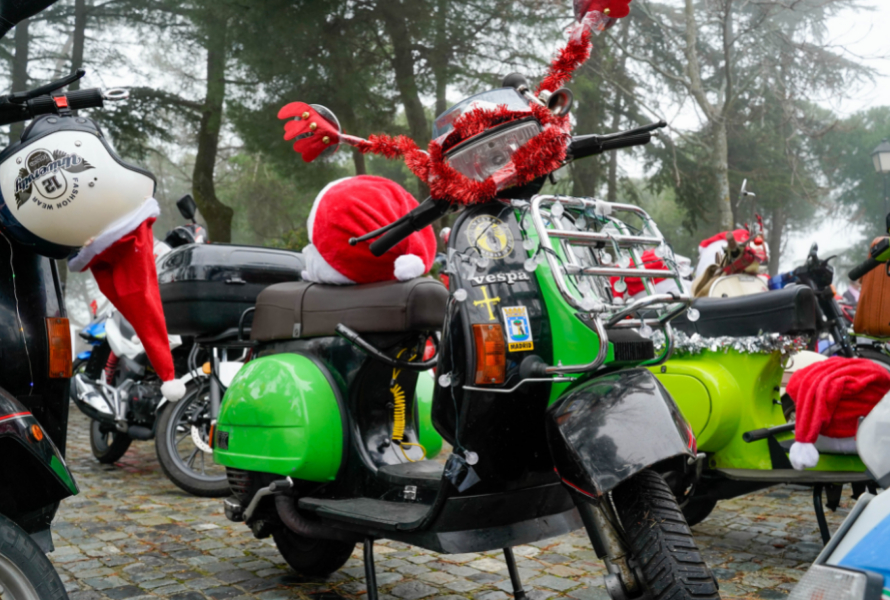 papanoelada colmenar viejo exito solidario vespa