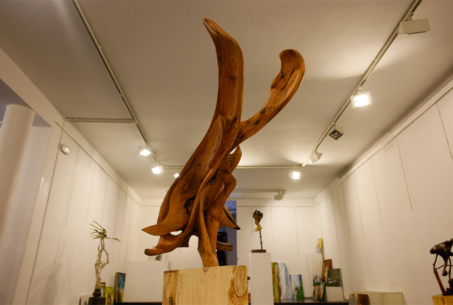 Santiago Fariña García y su exposición 'Leña', en Colmenar Viejo
