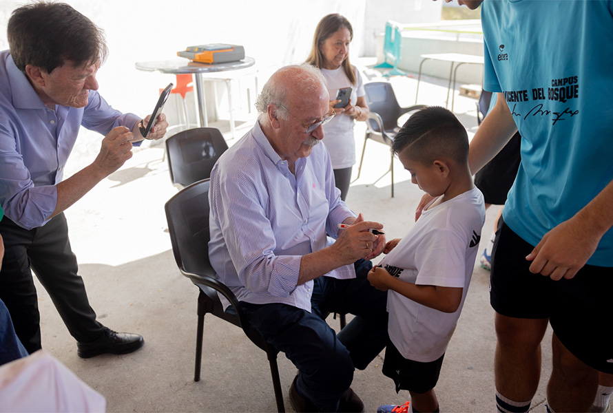 Vicente del Bosque visita el campus de fútbol en Tres Cantos